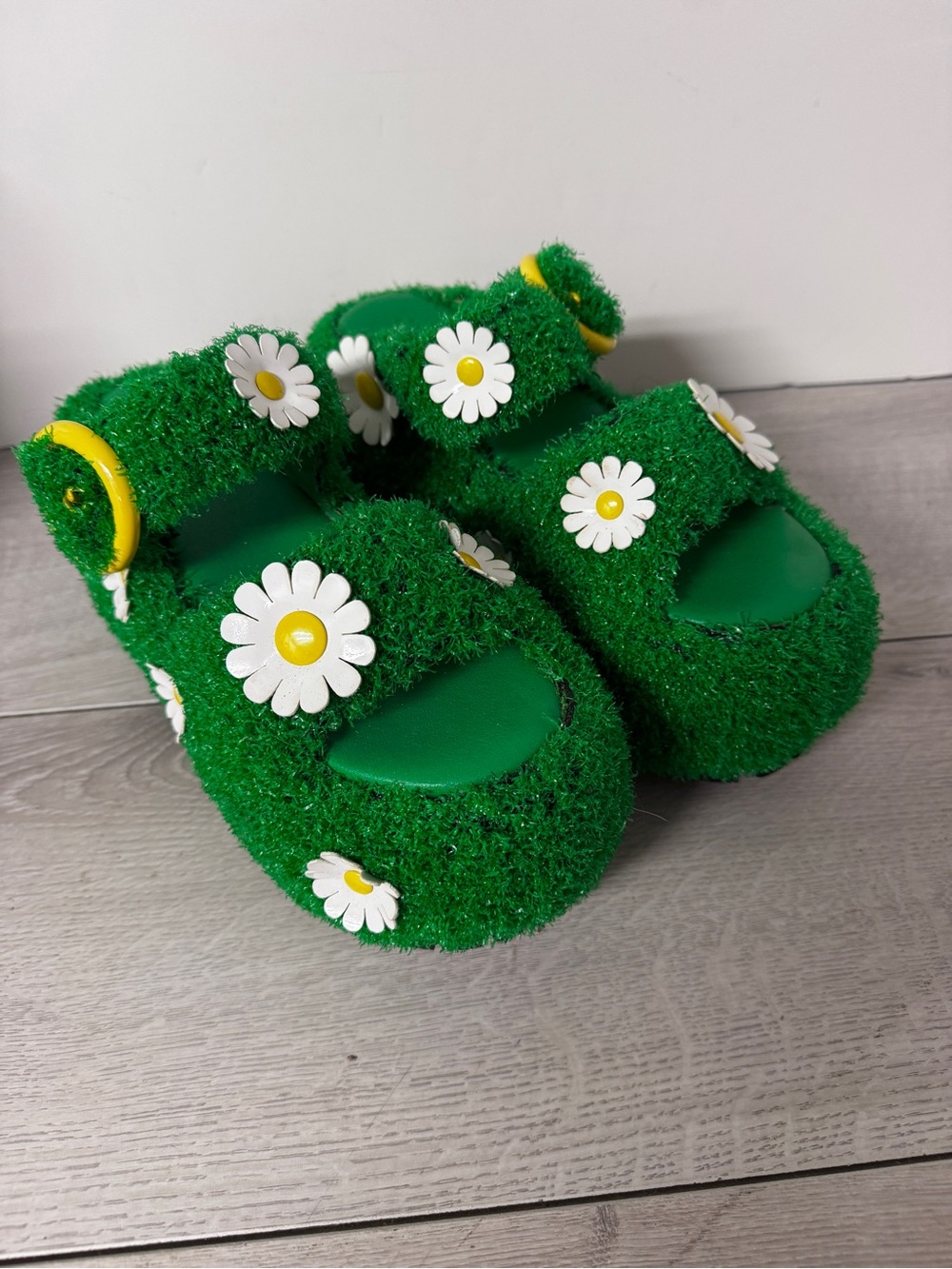 Delia's Daisy Turf Platform
Sandals - Green Sz 6M